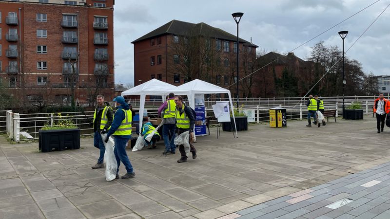 Dozens take part in Derby river clean-up event - BBC News