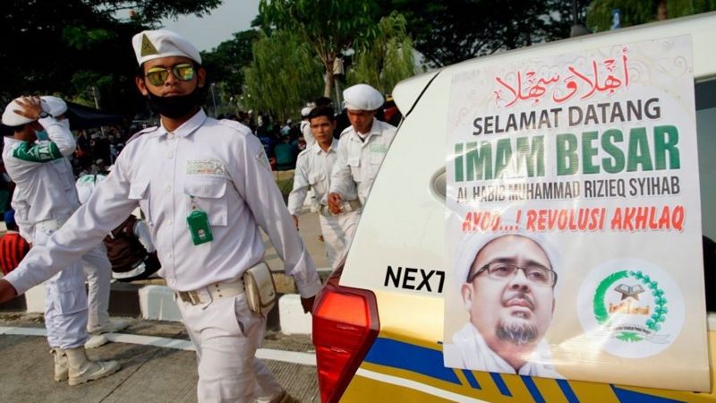 Massa FPI menyambut kedatangan Rizieq Shihab di pelataran Bandara Soekarno Hatta, Selasa (10/11/2020).