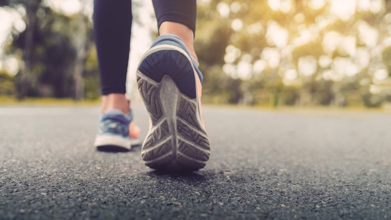 Covid: Slow walkers 'more likely to die', study finds - BBC News