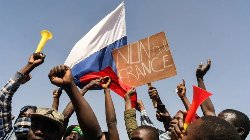 Российские флаги появились на демонстрациях в Буркина-Фасо на следующий день после переворота