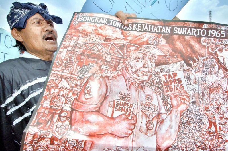 Sebagian kalangan menganggap Soeharto memanfaatkan G30S untuk merebut kekuasaan, dan sesudahnya melakukan pembasmian terhadap para simpatisan komunis dan kalangan kiri, termasuk pembunuhan ratusan ribu orang.