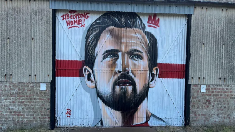 Los murales de Kane y Bellingham celebran la trayectoria de su equipo en la Copa del Mundo. Los murales de Kane y Bellingham celebran la trayectoria de su equipo en la Copa del Mundo.