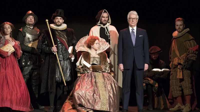 Ken Follett, autor de Los pilares de la tierra: "El mundo está en más peligro ahora de lo que ha estado en toda mi vida" 2 Ken Follett durante la presentación de uno de sus libros en Madrid en que fue homenajeado con personajes de