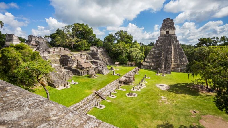 Imagem das ruínas da cidade maia de Tikal, na Guatemala