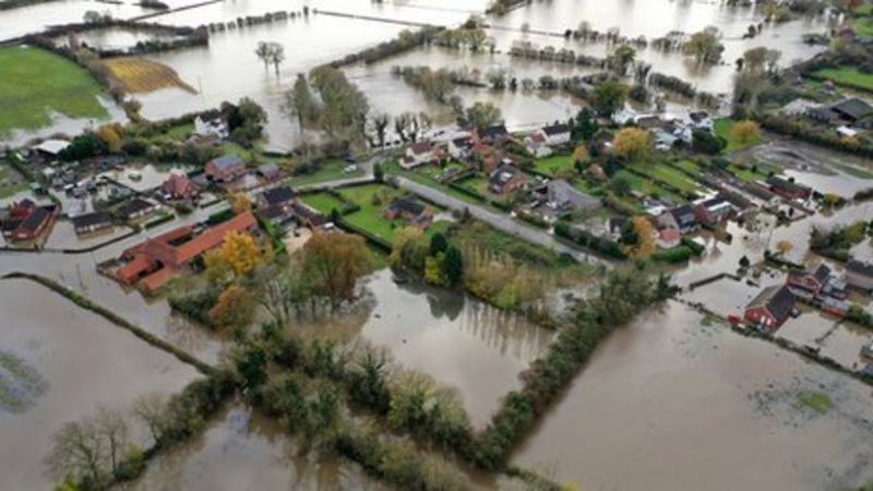 Climate change 'driving UK's extreme weather' - BBC News