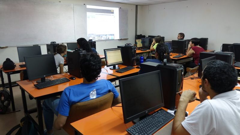 Estudiantes en un salón de la UCV