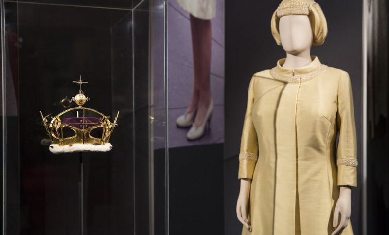 In Pictures 90 Years Of The Queens Wardrobe Bbc News 4433