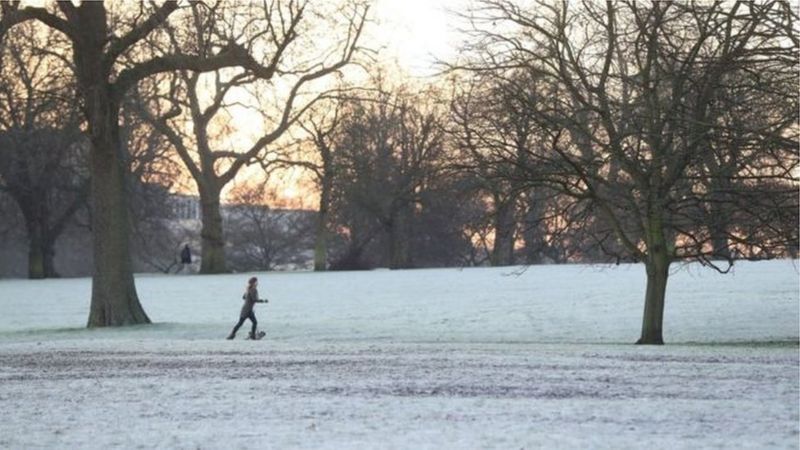Rhybuddion eira mewn grym ar gyfer 10 ardal BBC Cymru Fyw