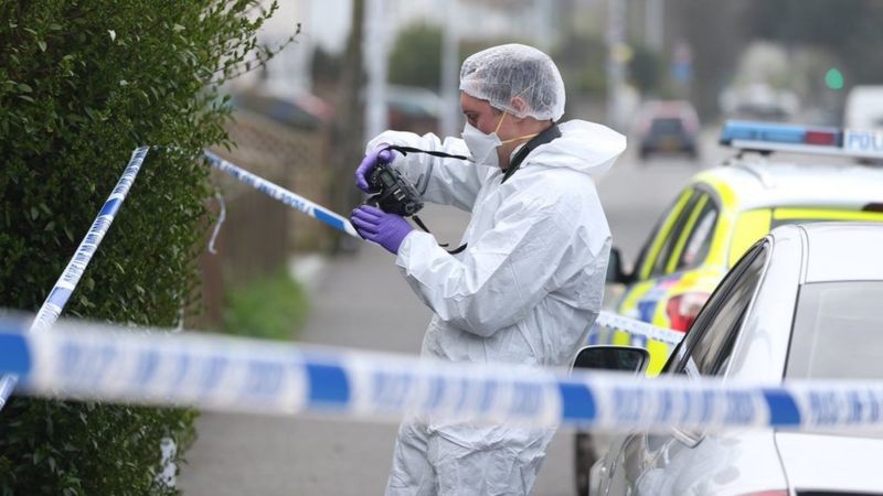 Worthing murder probe after two found dead in house - BBC News