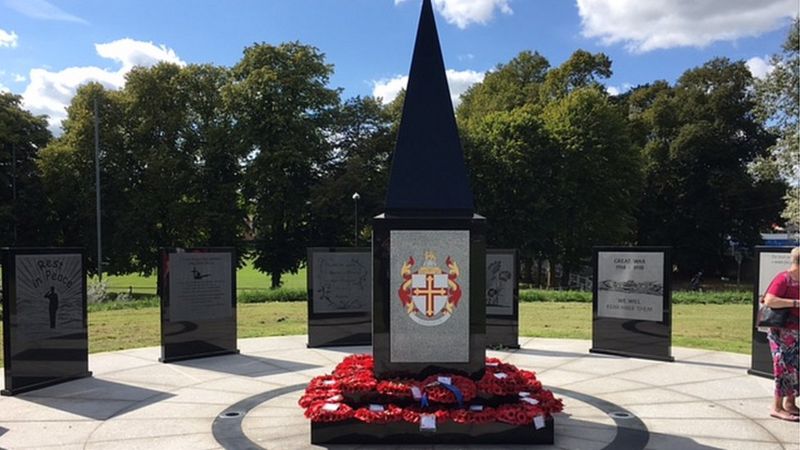 War memorial for Tidworth's fallen soldiers unveiled - BBC News