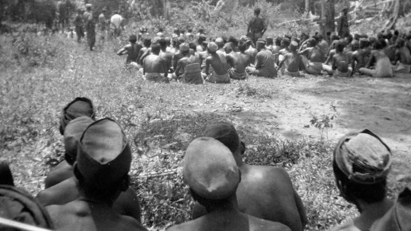Warga diminta berkumpul untuk menyaksikan eksekusi di Sulawesi Selatan tahun 1947.