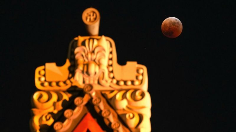 Total Lunar Eclipse Bathes Moon In Red Glow Bbc News Total Lunar Eclipse Bathes Moon In Red Glow Bbc News