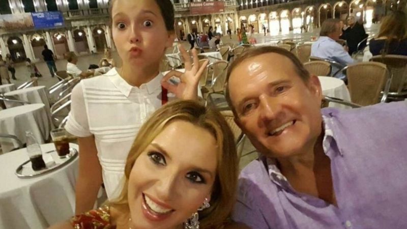 Доньку Марченко і Медведчука хрестив Володимир Путін. Телеведуча розповідала, що він чудовий хрещений