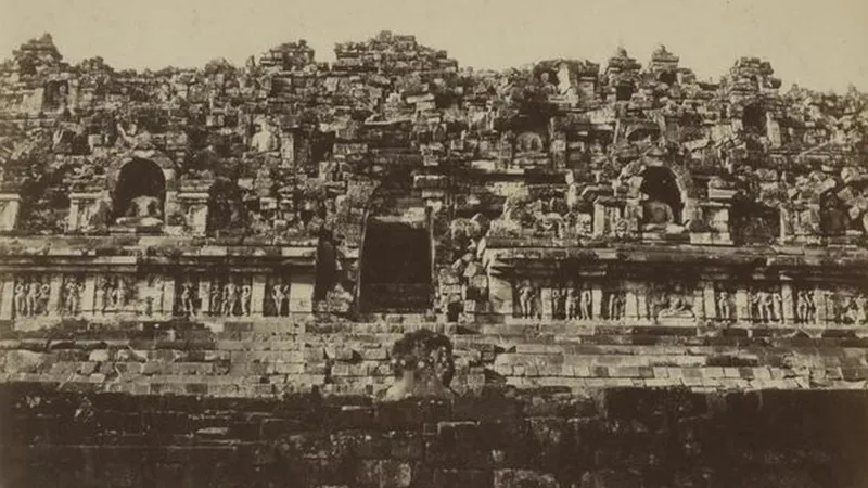 Candi Borobudur pada 1867. [BBC]