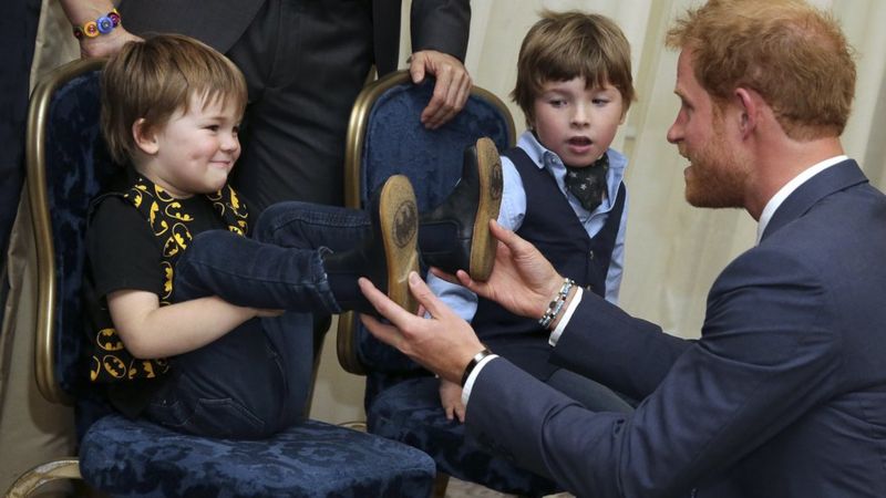 Prince Harry is hugged at WellChild Award ceremony - BBC News