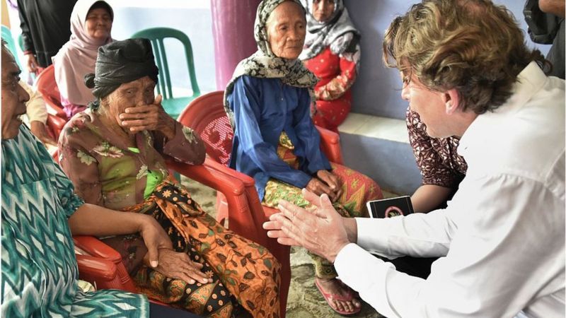Menteri Luar Negeri Belanda, Bert Koenders (kanan) berjumpa dengan Lasem (kedua dari kiri), pada Maret 2016. Lasem adalah satu-satunya janda korban pembantaian Rawagede yang tersisa.