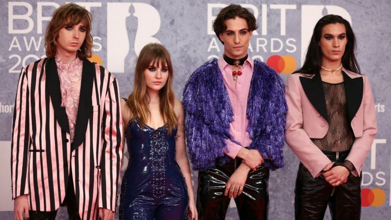 Brit Awards 2022: The head-turning outfits on the red carpet - BBC News