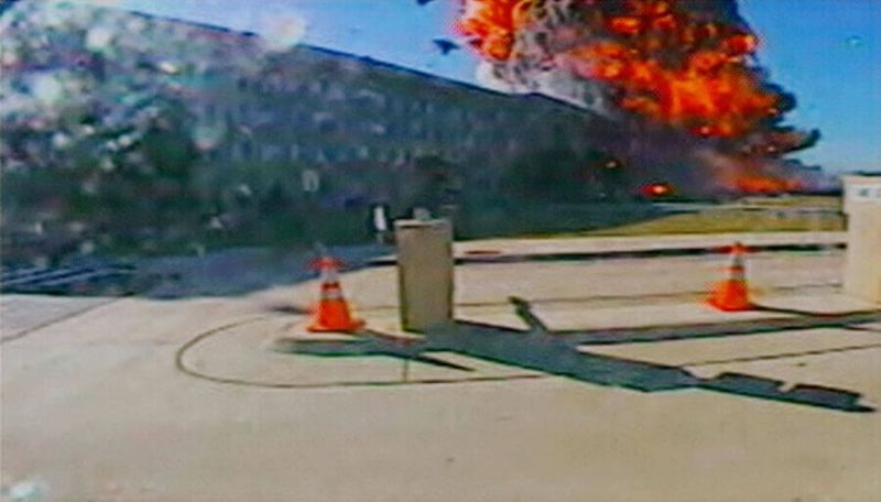Bola de fuego tras el choque del vuelo AA77 contra el Pentágono