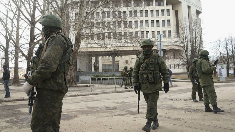 Зеленський каже, що якби був президентом у 2014 році, "зелених чоловічків" не пустили би до Криму