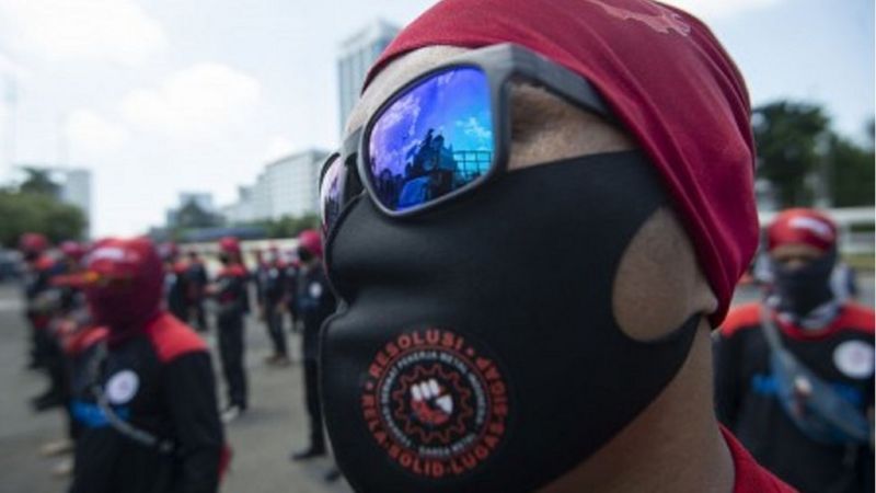 Sejumlah buruh berunjuk rasa di depan kompleks Parlemen, Jakarta, Rabu (30/09/2020). Dalam aksinya mereka menolak Omnibus Law Rancangan Undang-Undangan (RUU) Cipta Kerja karena dinilai lebih menguntungkan pengusaha.
