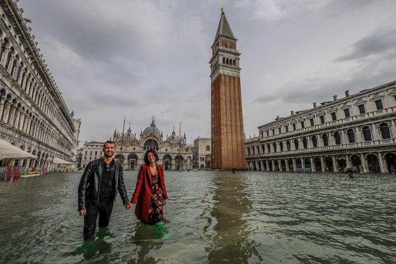 Personas en la Plaza de San Marcos inundada.