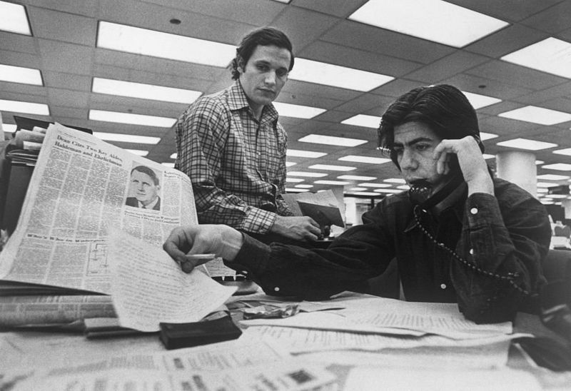 Bob Woodward y Carl Bernstein (al teléfono) eran dos jóvenes reporteros del Washington Post que presiguieron incesantemente el caso Watergate | GETTY IMAGES