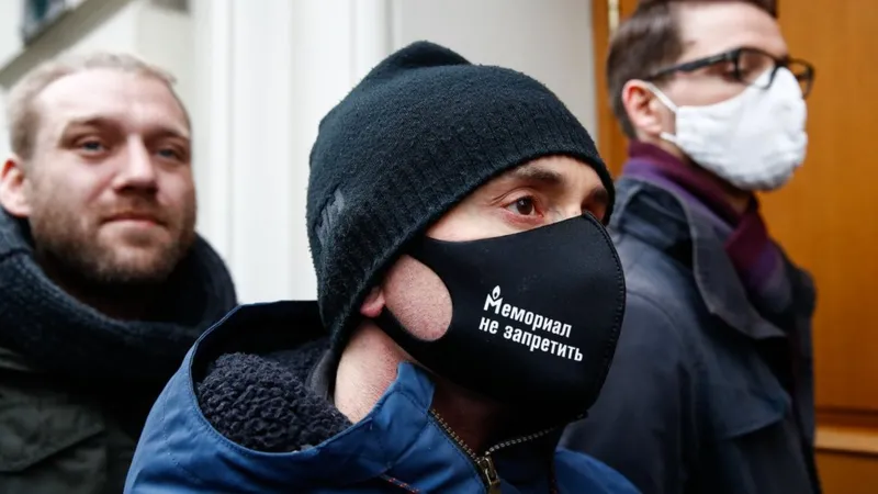 Правозащитники у здания Верховного суда в ноябре, когда начались слушания по иску генпрокуратуры о ликвидации "Мемориала"