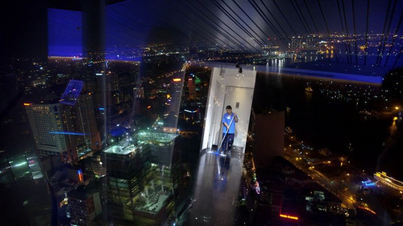 Một nhân viên lao công lau dọn ở tầng skyview của tòa nhà Bitexco, tòa nhà cao nhất Việt Nam