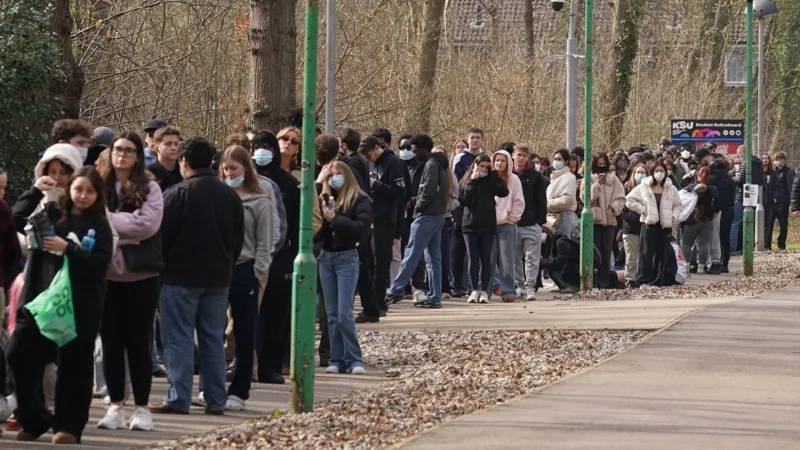 Miles de personas reciben la vacuna contra la meningitis mientras los expertos esperan a que alcance su punto máximo el brote.