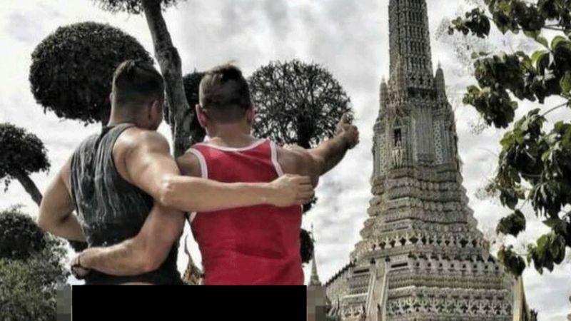 Bangkok Photo Us Tourists Held For Baring Buttocks At Thai Temple
