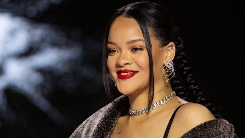 Rihanna reveals she's pregnant at Super Bowl half-time show - BBC News
