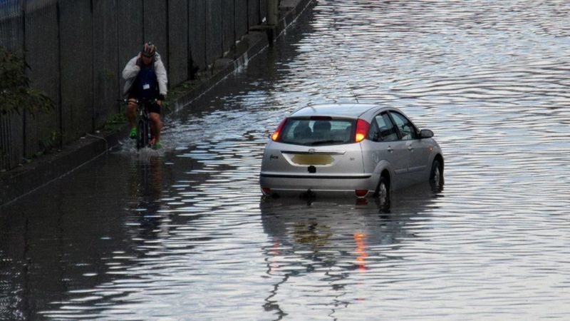 England weather: Heavy rain causes floods and travel chaos - BBC News