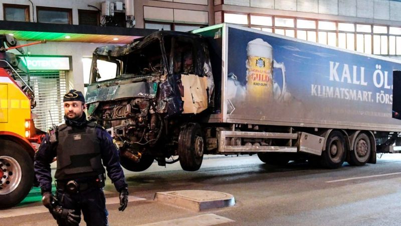 El camión que se estrello en el almacén Ahlens en Drottninggatan, Estocolmo