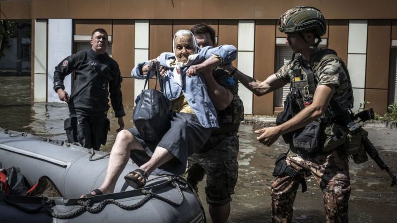 Евакуація затопленого Херсона. Фото людей і тварин - BBC News Україна