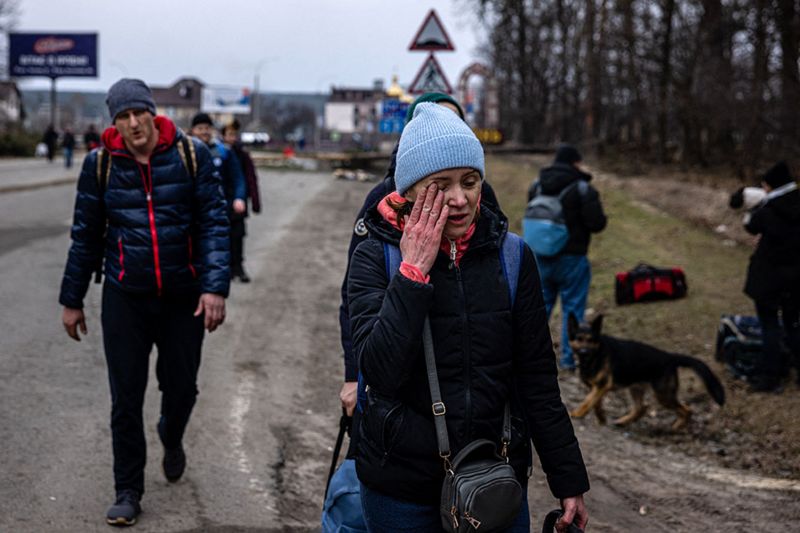 War in Ukraine: Evacuees flee cities amid Russian shelling - BBC News