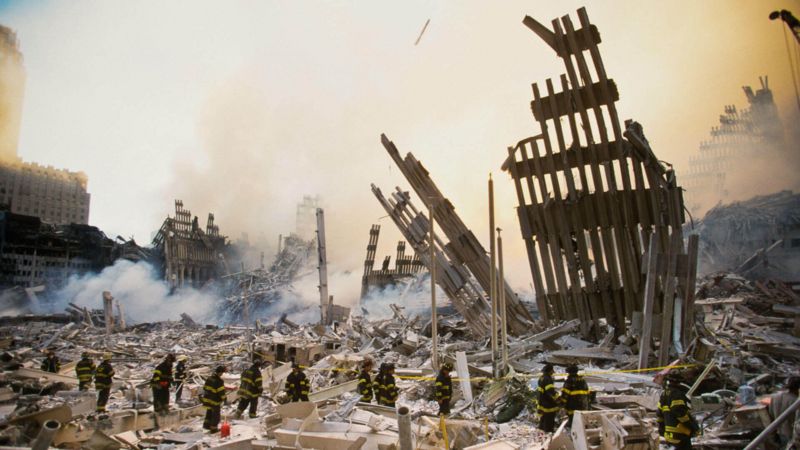 Destruição após a queda das duas Torres Gêmeas