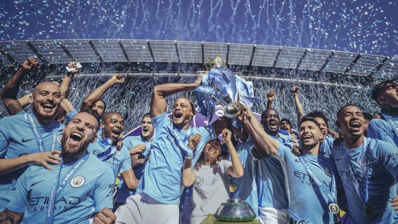 man-city-players-lift-the-trophy.