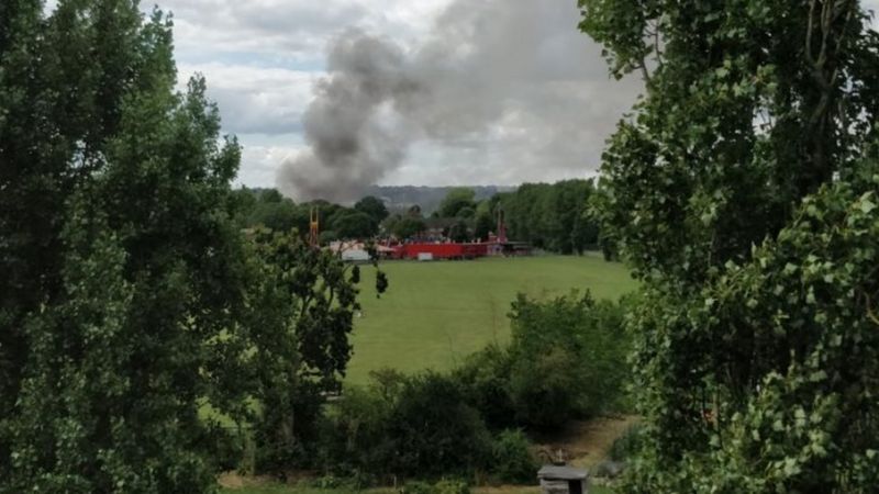 Burnt Oak blaze sees 500 evacuated amid explosion fears - BBC News