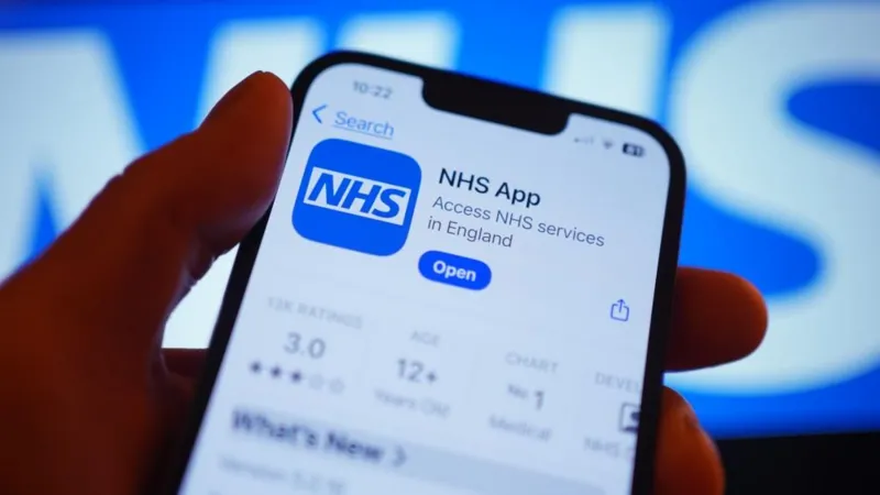La aplicación del NHS utilizará inteligencia artificial para determinar qué servicio es el mejor para los pacientes.