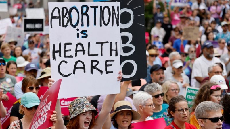 Mike Pence challenges rivals to back 15-week abortion ban - BBC News