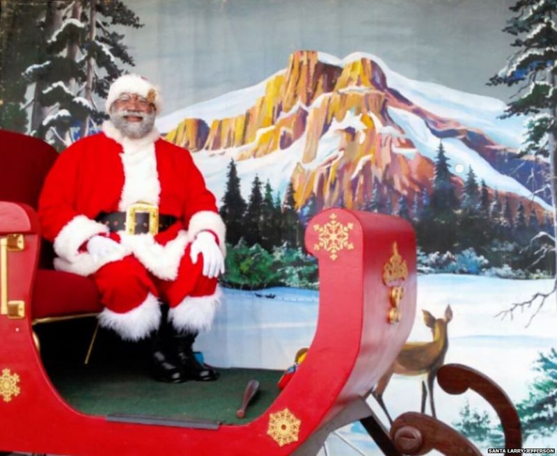 Mall of America in Minnesota employs its first black Santa in its 24year history BBC News