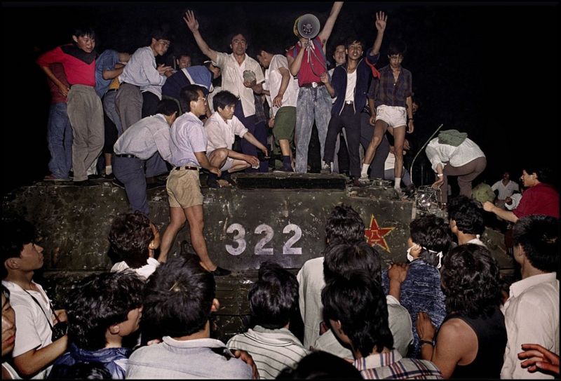 Người biểu tình chiếm một chiếc xe tăng ở quảng trường Thiên An Môn
