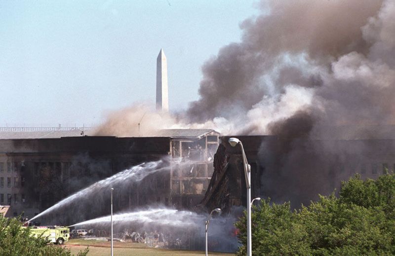 Bomberos apagando el fuego en el Pentágono