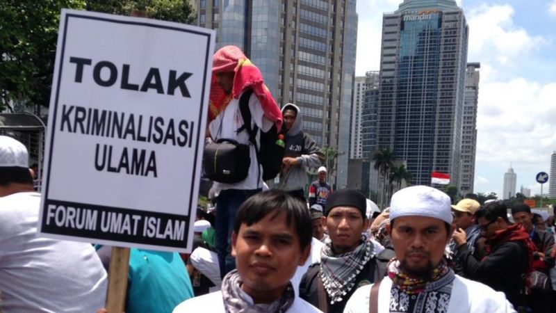Simpatisan FPI menilai Rizieq Shihab telah 'dikriminalisasi'.