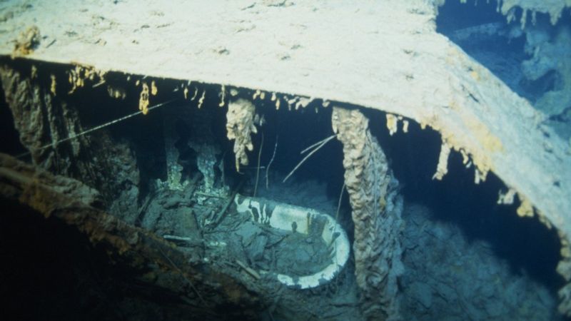 Titanic sub dive reveals parts are being lost to sea - BBC News