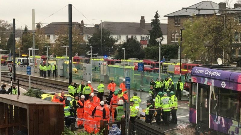 Фанаты перевернули трамвай. Лондон перевернуто. Фото автокатастрофы в Лондоне. London перевернуть.