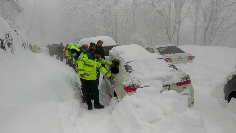 Bencana badai salju di Pakistan menewaskan sedikitnya 22 jiwa, termasuk dua keluarga besar