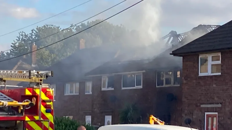 Viviendas «inhabitables» tras propagarse un incendio en un taller. Viviendas «inhabitables» tras propagarse un incendio en un taller.