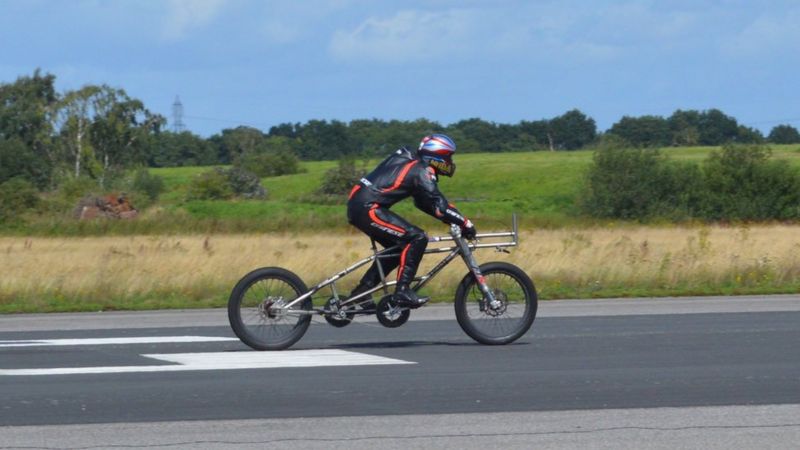 Neil Campbell prestes a bater recorde de velocidade no ciclismo