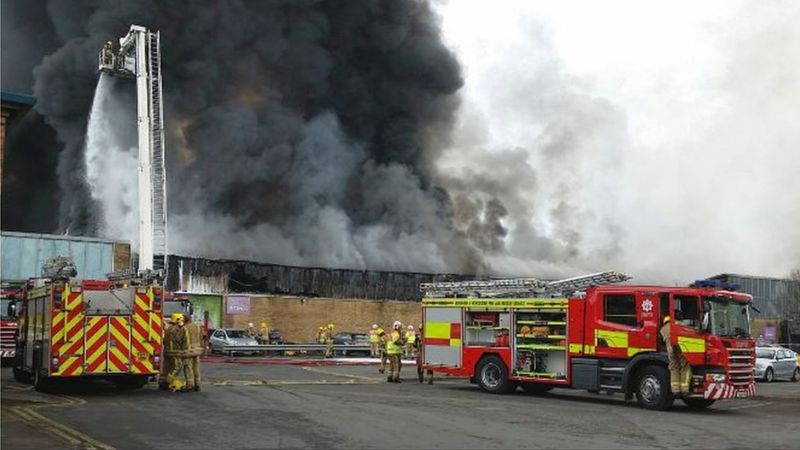 Worcester industrial estate fire 'major incident' - BBC News